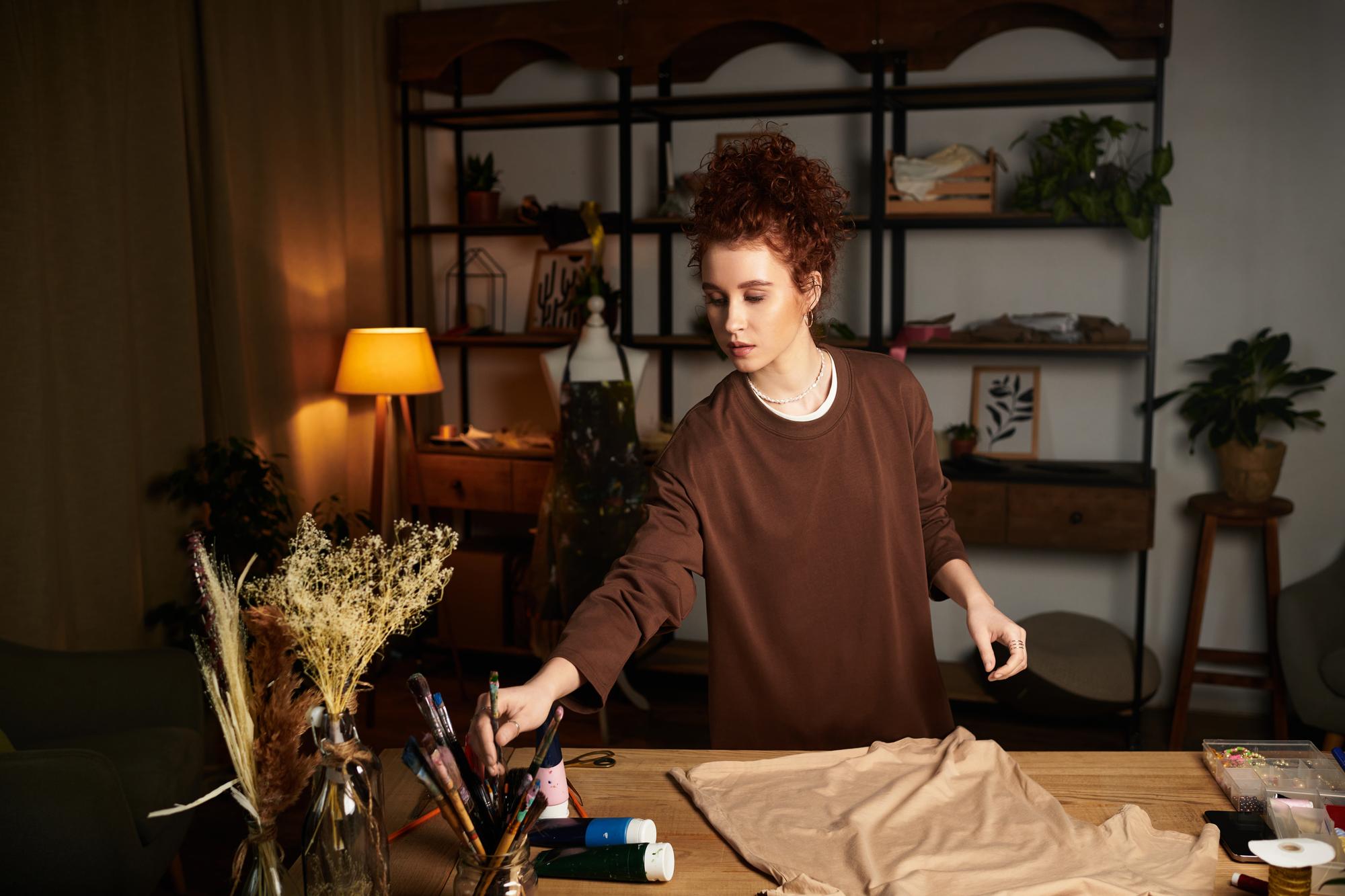 Interno atelier con tavolo da lavoro e luce calda